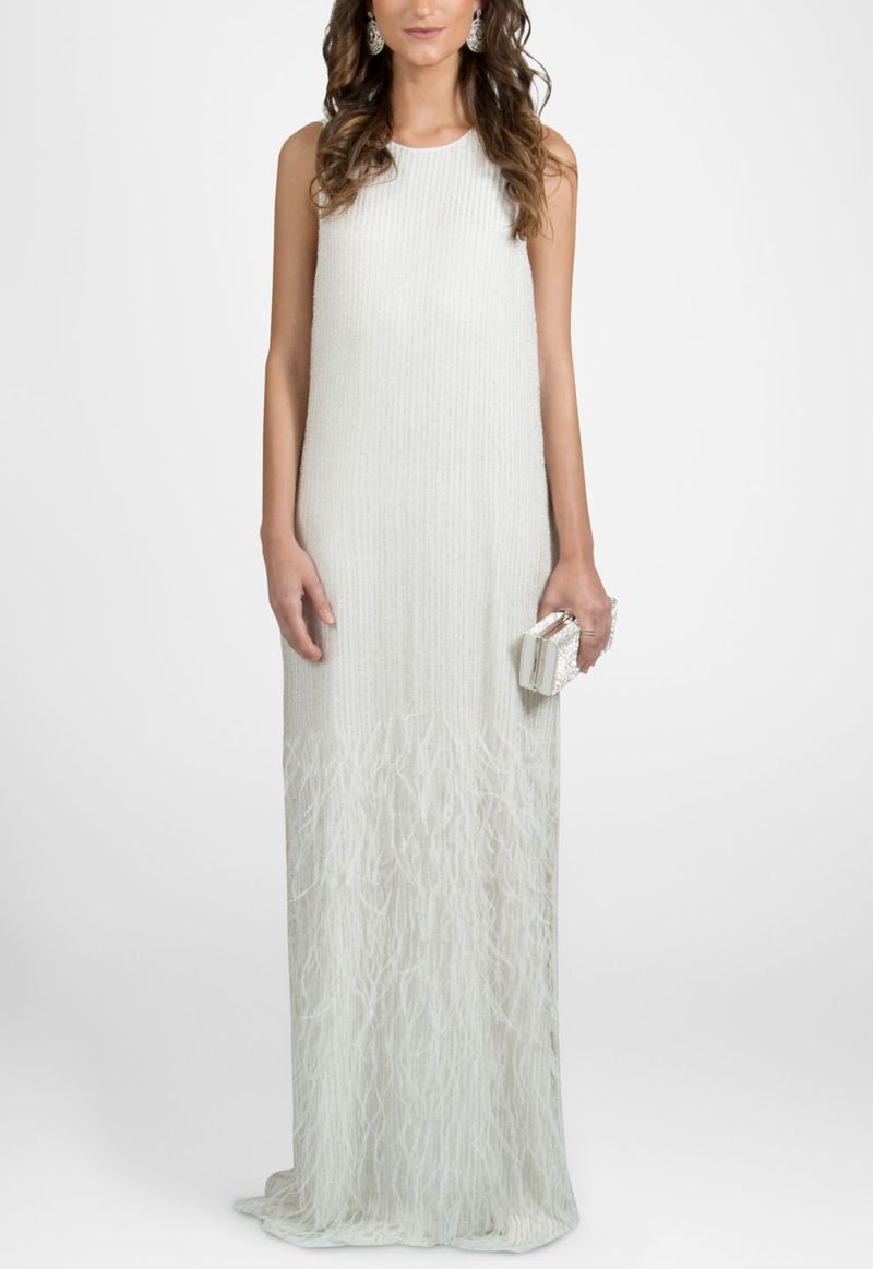 vestido-belgica-longo-com-plumas-na-barra-powerlook-branco