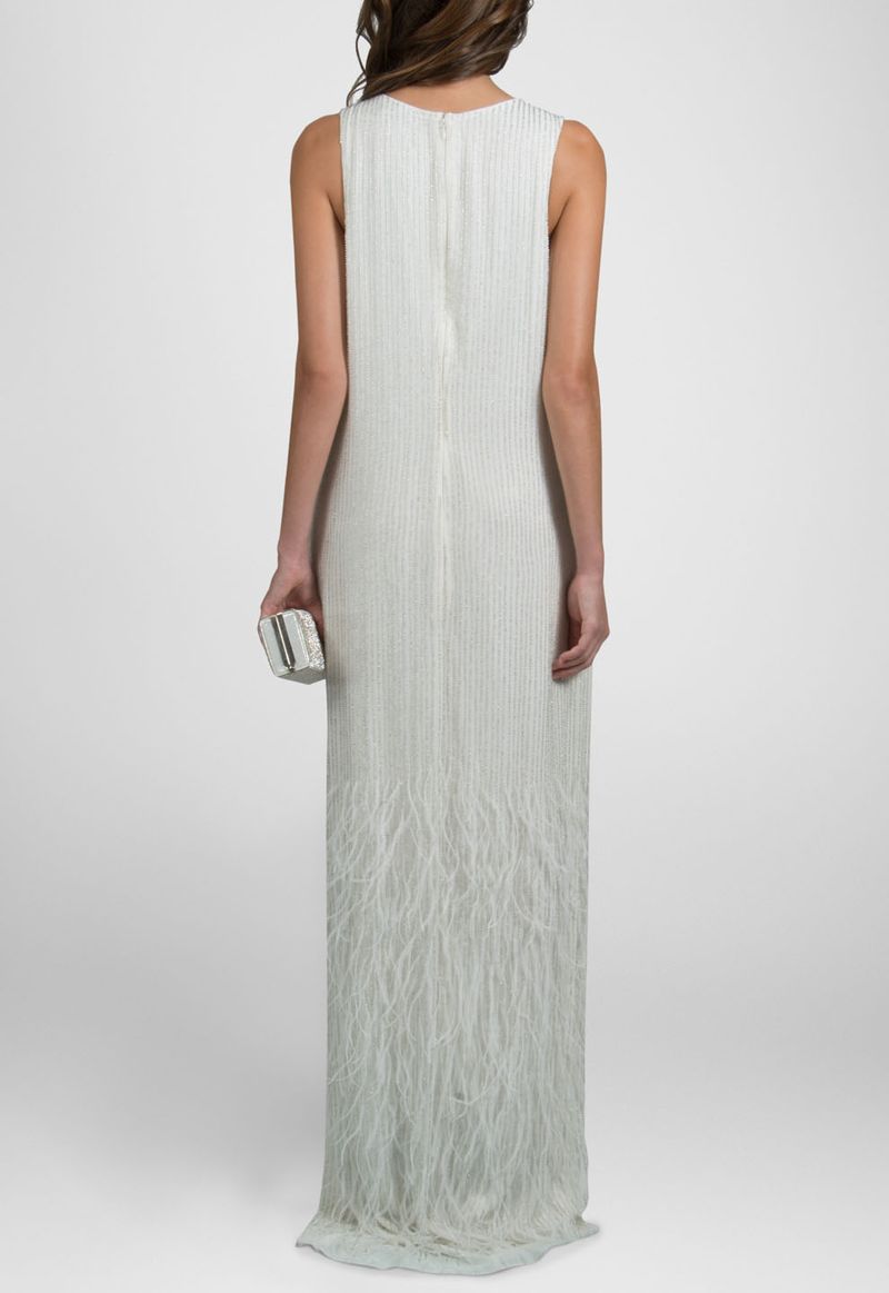 vestido-belgica-longo-com-plumas-na-barra-powerlook-branco
