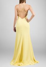 vestido-thabata-longo-com-fenda-marcelo-quadros-amarelo