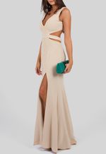 vestido-tatiana-longo-com-recortes-na-cintura-e-fenda-powerlook-nude