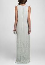 vestido-belgica-longo-com-plumas-na-barra-powerlook-branco