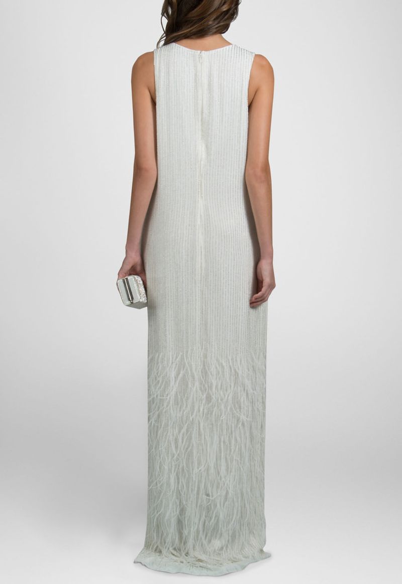 vestido-belgica-longo-com-plumas-na-barra-powerlook-branco